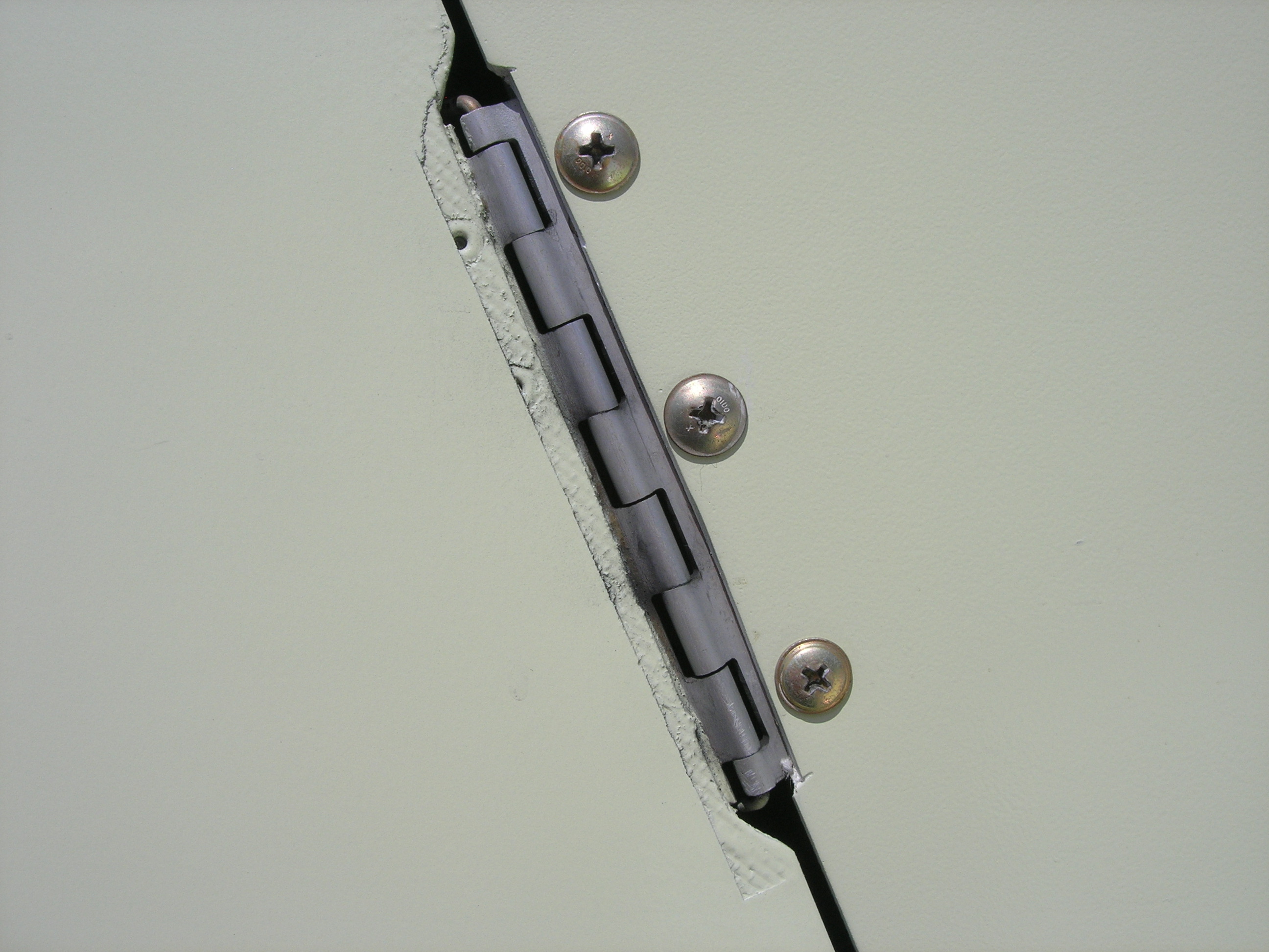 Rudder_middle_hinge